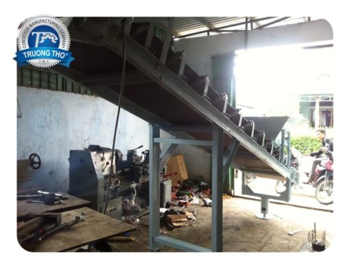 Băng tải lòng máng xoay hướng