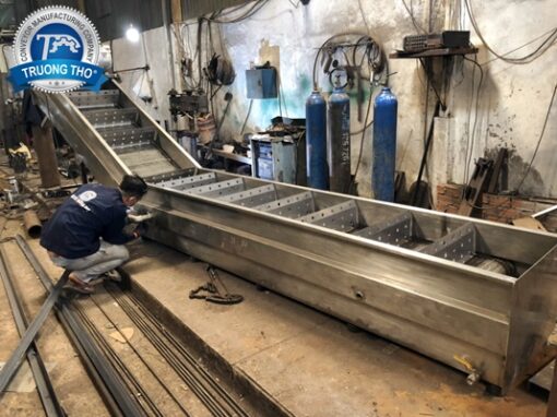 Băng tải lưới gạt liệu inox ngâm và rửa